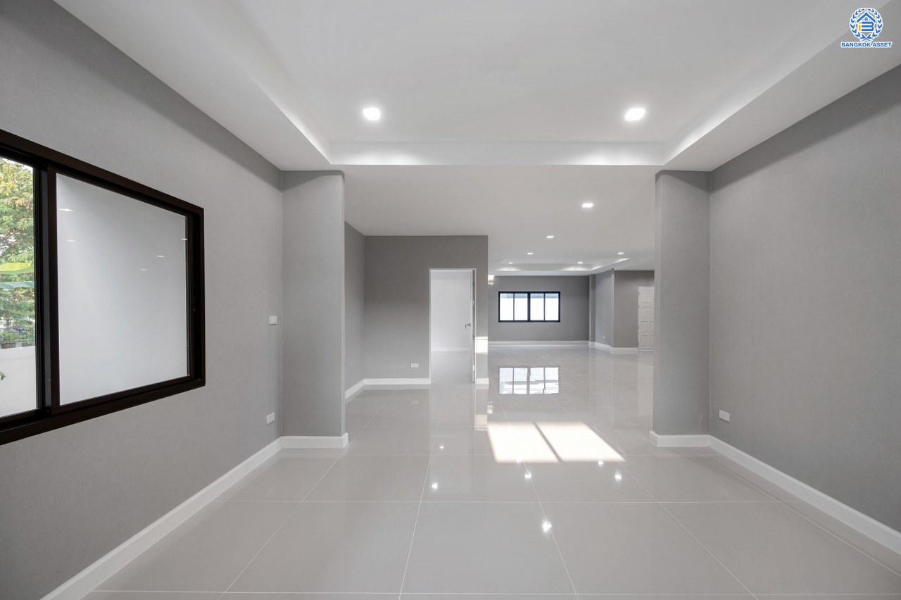 บ้านมือสองตกแต่งใหม่ โครงการ กฤษดานคร20 ปิ่นเกล้า-บรมราชชนนี เนื้อที่ 118 ตร.ว. พื้นที่ใช้สอย 612.6 ตร.ม. พร้อมฟังก์ชันจัดเต็ม 4 ห้องนอน 4 ห้องน้ำ 1 ห้องแม่บ้าน จอดรถได้ 3 คัน บนทำเลเชื่อมต่อเมืองอย่างรวดเร็ว ใกล้ทางคู่ขนานลอยฟ้าบรมราชชนนี ทางด่วน "กาญจนาภิเษก" ม.มหิดล เซ็นทรัลปิ่นเกล้า และตลาดสดธนบุรี